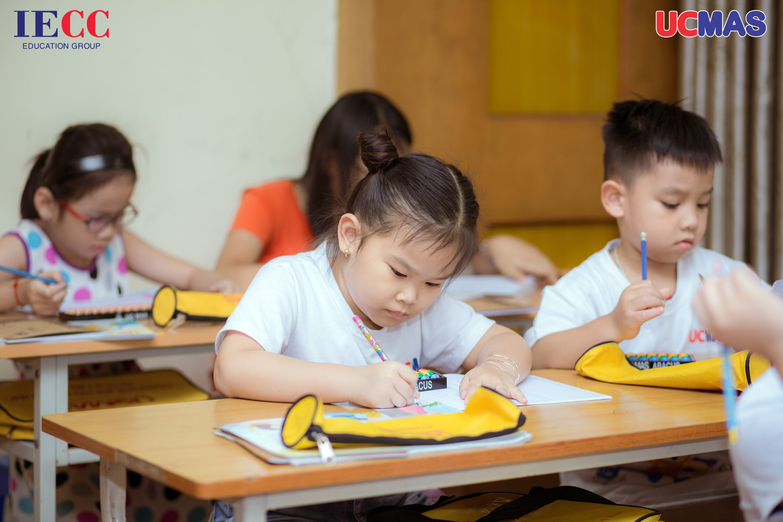 Các khóa học bàn tính của UCMAS