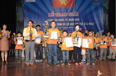 Báo Dân Trí - UCMAS Việt Nam trao giải cho học sinh xuất sắc